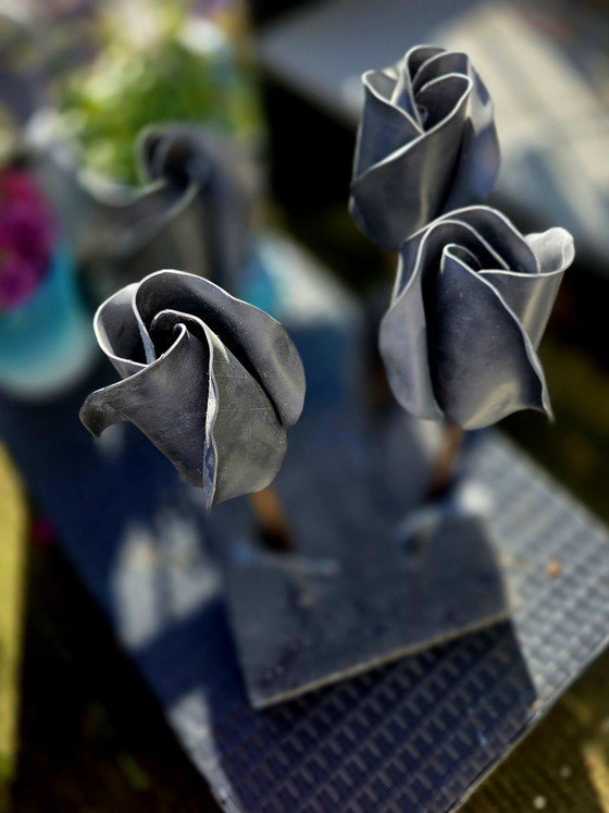 4 black lead roses – Sculpture, Iron, Stone (photo 7 of 9)