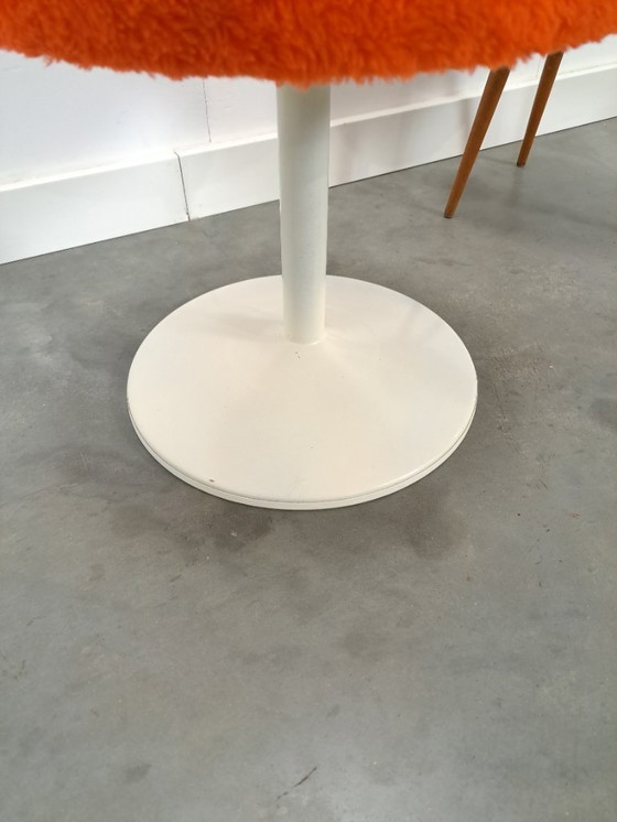 Image 1 of Sgabello in metallo bianco spaziale con soffice cuscino arancione