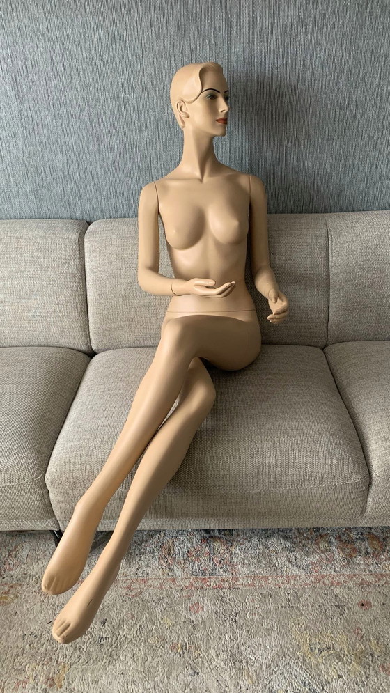 Image 1 of Vrouwelijke Mannequin