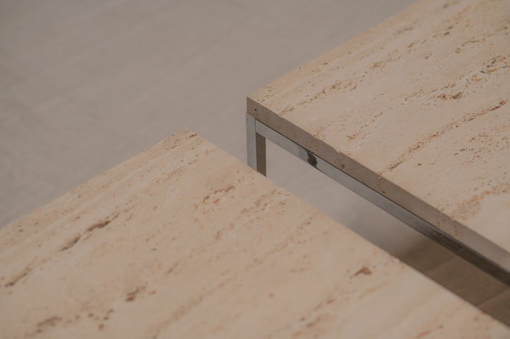 Image 1 of Ensemble de deux tables d'appoint modernistes en travertin et chrome - années 1970