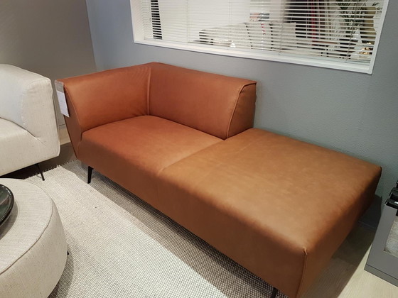 Image 1 of Canapé méridienne design couleur caramel – pièce maîtresse moderne