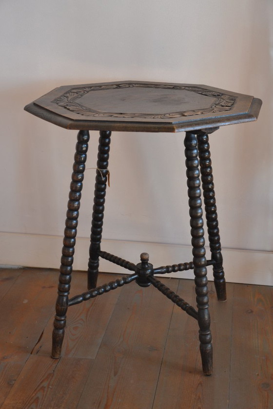 Image 1 of Vieille table d'appoint en chêne avec de magnifiques pieds incurvés et de jolies sculptures sur bois