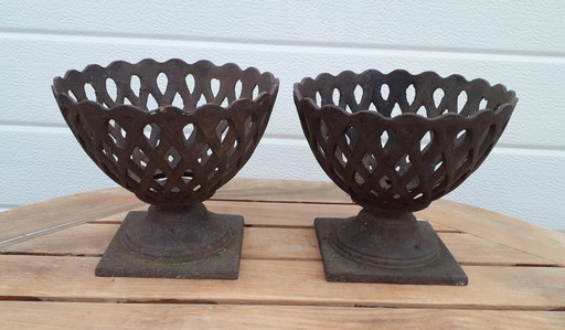 2 Brocante gietijzeren tuinvazen 17 cm hoog