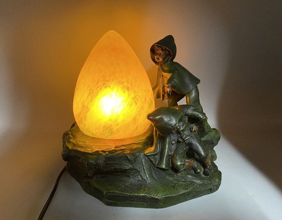 Image 1 of Art Deco stijl tafellamp met kinderen – sculpturale lamp met geel glas ca. 1970–1980 Copy van A. Moreau - Kunsthars