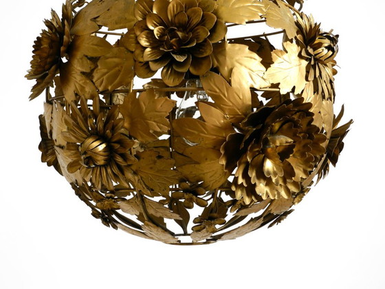 Preciosa y singular lámpara de techo esférica de metal con diseño floral, estilo Regencia de los años 70. (photo 17 of 20)