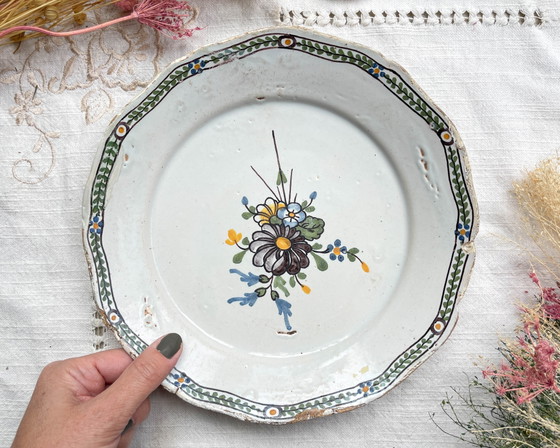 Antiek Frans faience bord, 18e eeuw, Nevers bloemmotief – Servies (photo 6 of 9)