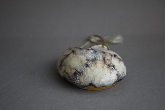 Image 1 of Decoratieve vintage keramische wandvaas met gespikkelde glazuurlaag.