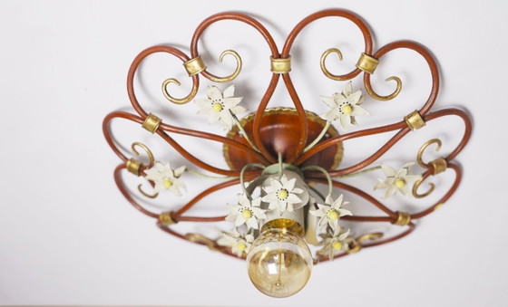 Image 1 of Lampada da soffitto italiana Tole a forma di petalo, colore rosso, oro e bianco, con motivo floreale, stile Mid-Century.