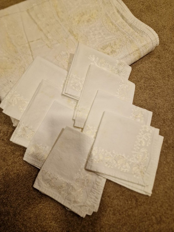 Image 1 of Nappe avec 8 serviettes (brodées à la main)