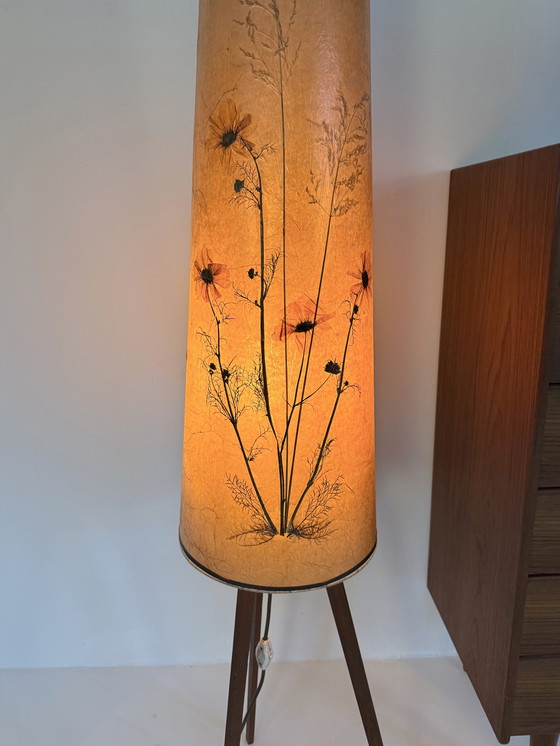 Image 1 of Lampadaire trépied vintage orné de fleurs séchées, Hesse Leuchten '60