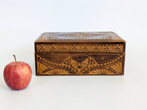Antique Folk Art Chip Carved Wooden Box Treasure Chest – decoratieve objecten (photo 2 of 18)