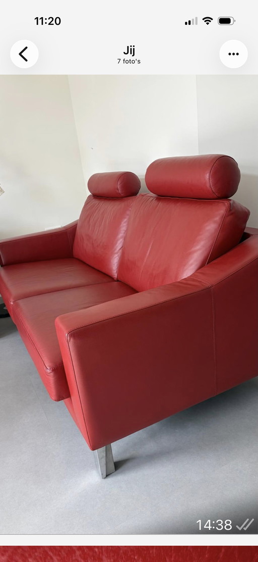 Bankstel Antonia van Leolux in roter Farbe