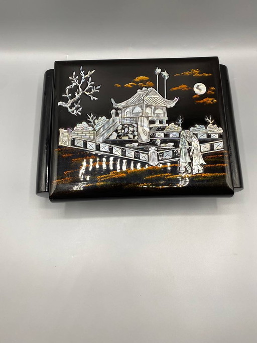 Black Lacquered Jewelry Box – Mother-of-Pearl Inlays – Pagoda Scene and Figures – decoratieve objecten, Silk