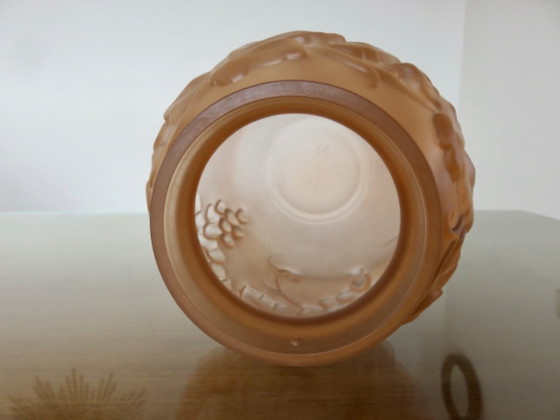 Art-déco-Vase aus rosa Pressglas mit Weinrankendekor, signiert "Souchon Neuvesel", Frankreich, 40er Jahre (photo 9 of 10)