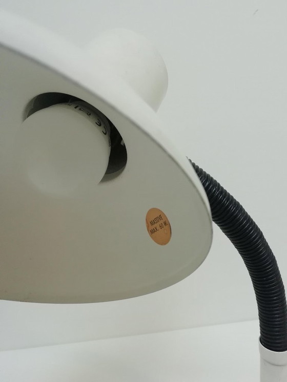 Image 1 of Speelse, witte bureaulamp van Massive Belgie