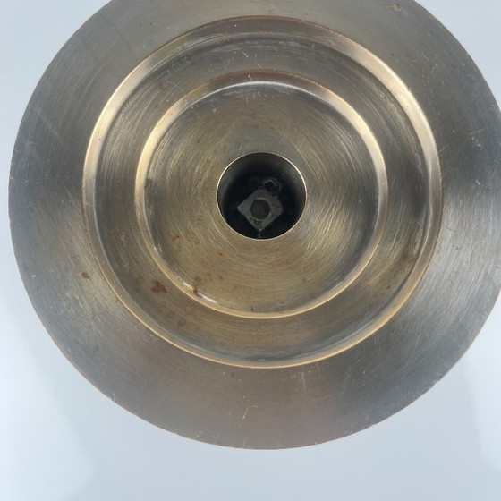 Image 1 of Excepcional dúo de candelabros con forma de campana y reloj de arena, estilo posmoderno-memphis, metal, 1980.