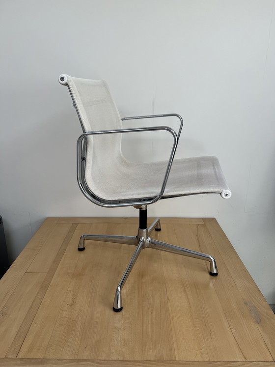 Image 1 of Vitra Eames stoel wit