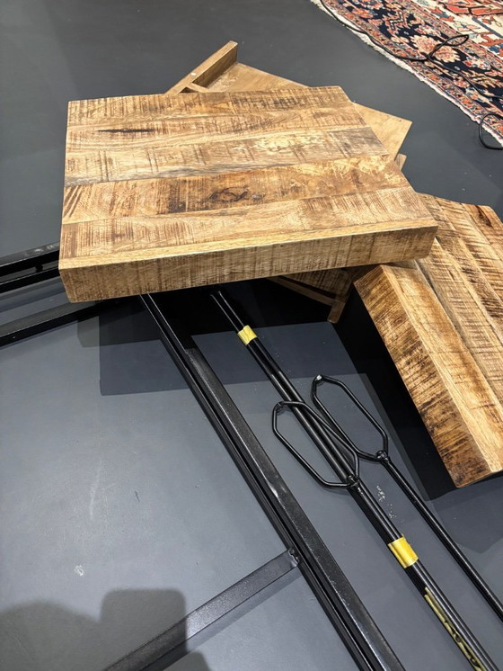 Image 1 of Meuble industriel noir avec étagères en bois de manguier