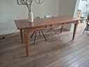 Table vintage artisanale fabriquée à partir d'anciens plateaux à fromage