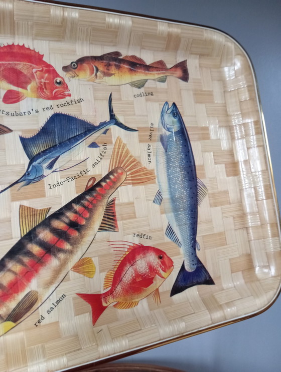 Image 1 of 1970 vintage geweven dienblad met zeevis decoratie