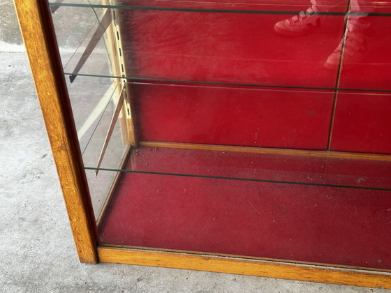 Gran escaparate de una tienda de antigüedades, década de 1930. – Vitrine ancienne années 1930, Vitrinas, Wood (photo 7 of 15)
