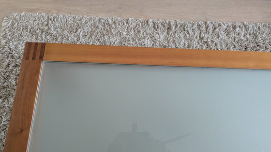 Image 1 of Table basse Arco en bois de cerisier rouge, élégante avec plateau en verre, datant de 1996.