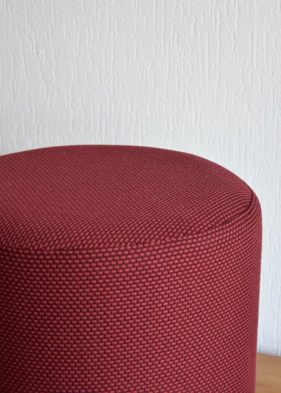 Image 1 of Pouf rotondo rosso in tessuto Kvadrat Drop – Ø37cm x H40 cm