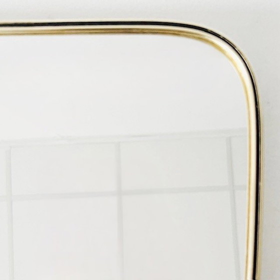 Image 1 of Espejo asimétrico de latón de mediados de siglo, década de 1950