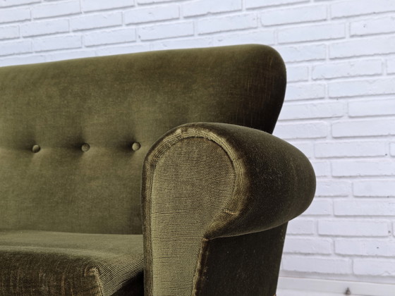 Image 1 of Sofá danés de tres plazas, años 70, terciopelo verde, patas de madera de fresno.