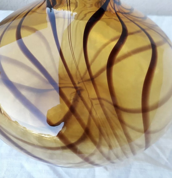 Image 1 of Vase En Verre Soufflé, À Motif Zébré, De Couleur Ambrée