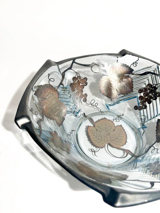 Centro de mesa de cristal Art Nouveau de la década de 1920 con decoraciones de metal plateado. (photo 2 of 10)