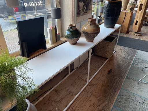 Preciosa mesa auxiliar de 300 cm. Ver modelo.