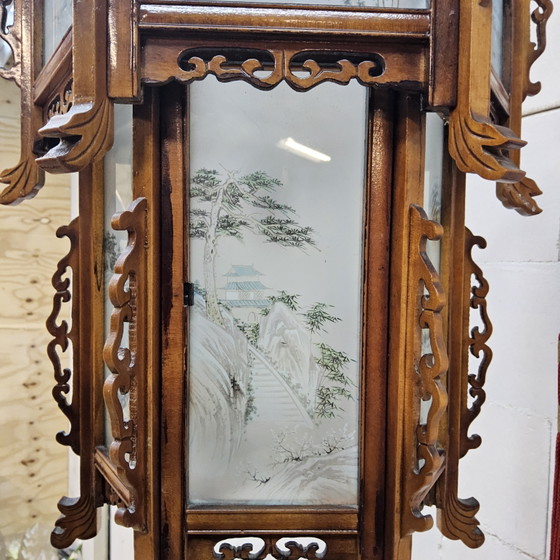 Image 1 of Lanterne/suspension chinoise vintage en bois avec panneaux de verre et scènes traditionnelles