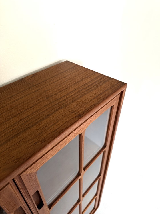 Image 1 of Vintage Deense teakhouten vitrinekast, Dyrlund ‘80
