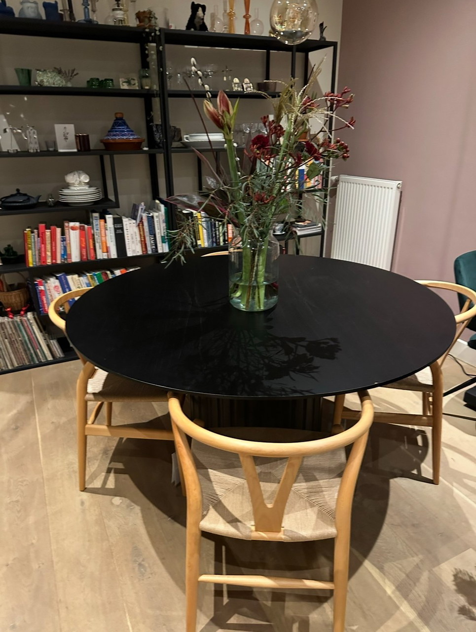 Mesa de comedor redonda HKliving Pillar - 140 cm de diámetro - Negra - Madera