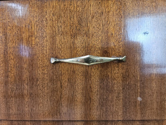 Image 1 of Commode des années 1950 recouverte de noyer avec poignées en laiton