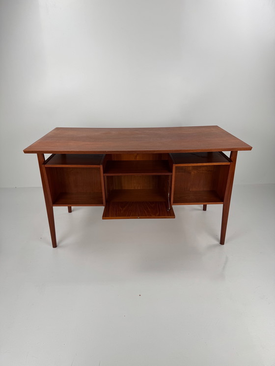 Image 1 of Dänischer Chefschreibtisch aus Teakholz – Eleganter Arbeitsplatz im Stil der Mitte des 20. Jahrhunderts