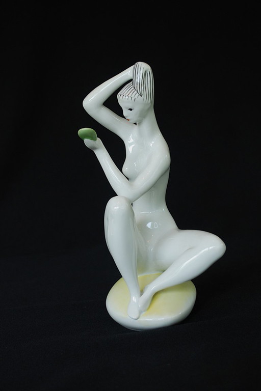 Statue de femme de Jenő Hanzély. Porcelaine de style Art-Déco