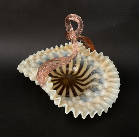 Image 1 of Cesta de cristal artístico de Murano, rara, de cristal opalino con asa rosa retorcida, Italia, 1955–1965.