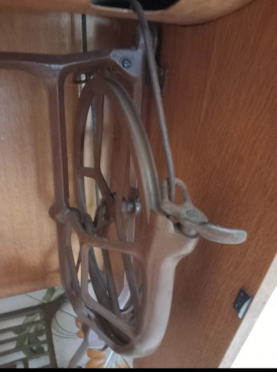 Image 1 of Singer machine from the 60s