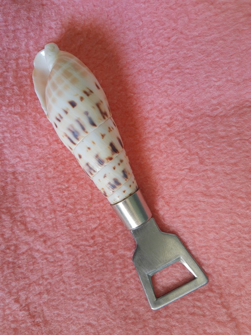 Apribottiglie vintage unico degli anni '60-'70 con manico a conchiglia.