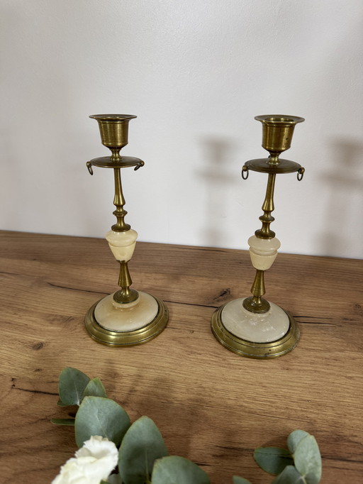 Set van 2 kandelaars van messing en onyx.