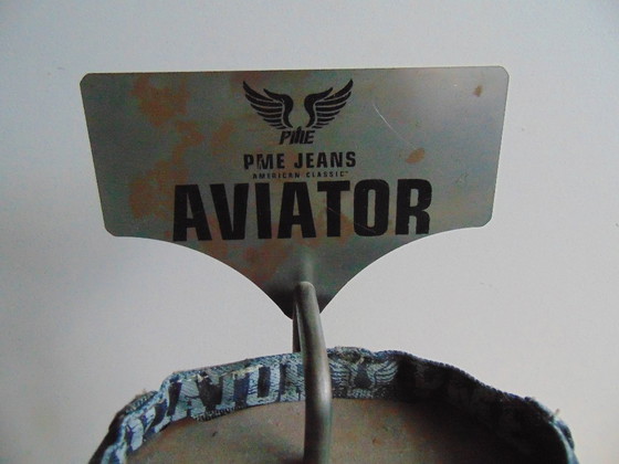 Image 1 of Standaard met miniatuurspijkerbroek