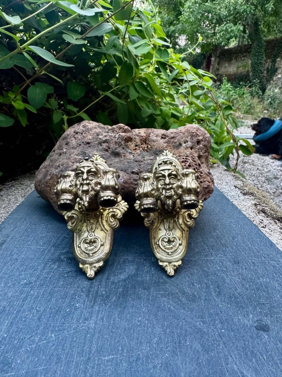 Paire d'appliques murales en bronze avec masque, signé L. Pinet, période Art Nouveau. (photo 4 of 10)