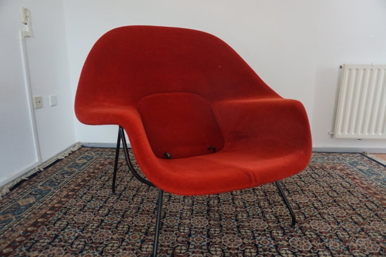 Knoll Womb Chair in red alpaca - Eero Saarinen, Chairs and lounge chairs, Metal, Textile, Black (photo 2 of 17)