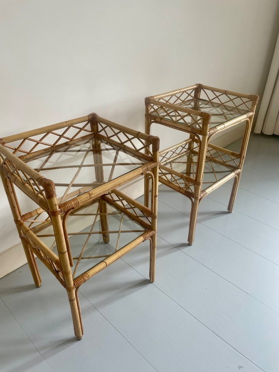 Image 1 of Ensemble de chambre à coucher vintage en rotin – Tête de lit et deux tables de chevet – Années 1970