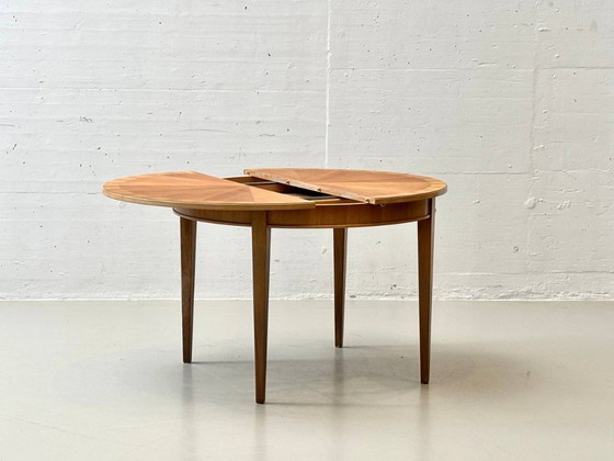 Image 1 of Tavolo rotondo allungabile in legno di ciliegio con impiallacciatura a stella, anni '50