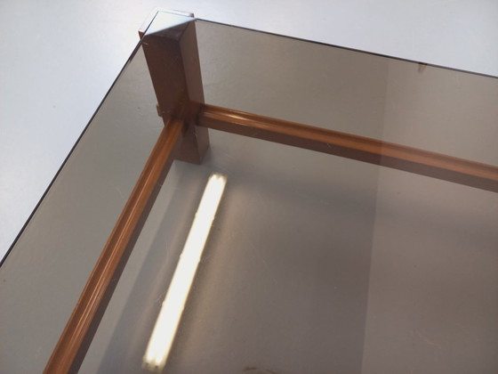 Image 1 of Vintage vierkante Italiaanse Fontana Arte salontafel van hout en gerookt glas uit de jaren 70.