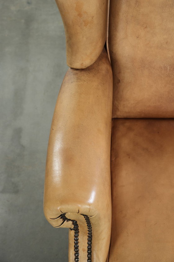 Image 1 of Mooie lichte rundleren oorfauteuil met een tijdloze Engelse uitstraling en een goed zitcomfort