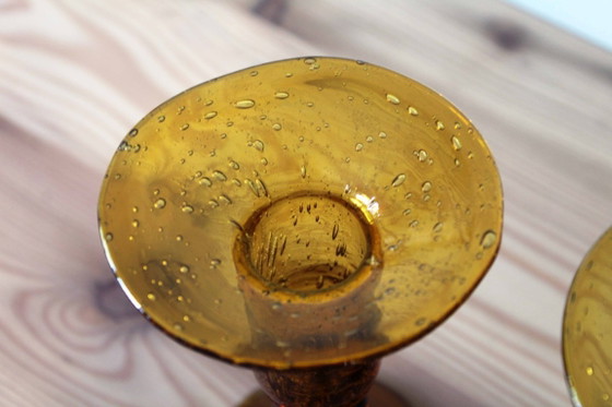 Image 1 of Een paar BIOT kaarsenstandaards van amberkleurig glas.